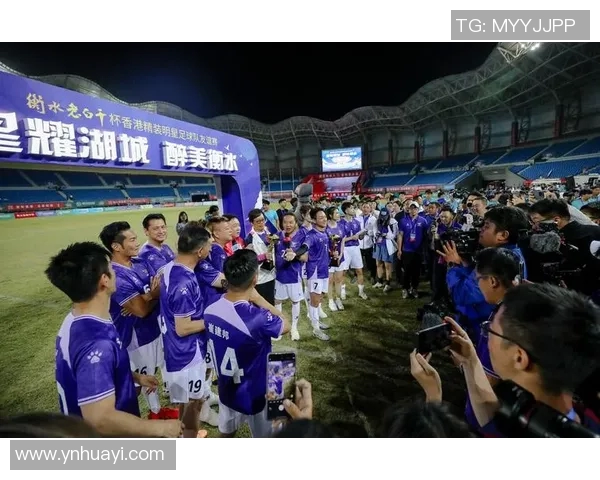 足球明星街头风采大赏精彩瞬间尽在此处的图片合集